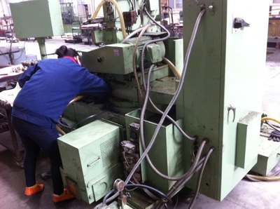 出售日本高精度半自动外圆磨床【售价6.5万】1985设备,日本近藤制作所KONDO产,磨削直径:200mm 磨削长度:450mm 砂轮直径405