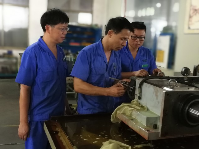 【中国梦·大国工匠篇】机械大师谭伟明:手握锉刀,在坚守的路上“淬火成形”
