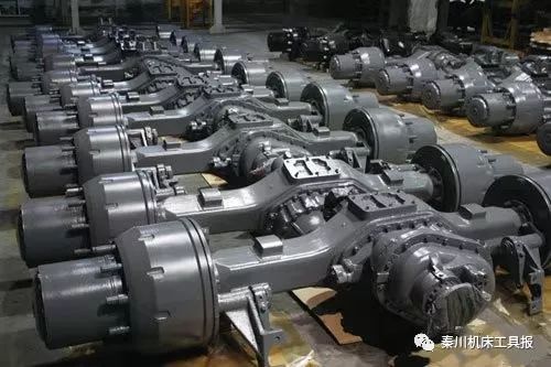 匠心智造 高端巨献丨秦川格兰德自主研发成功gz126a数控双砂轮架桥壳磨床