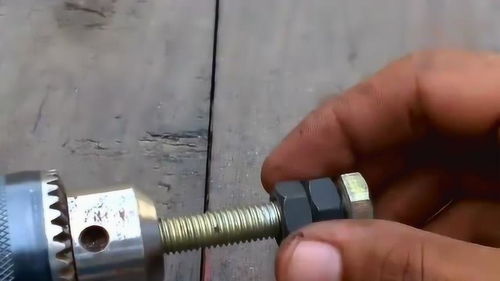 牛人用螺丝制作成砂轮,真的太实用了